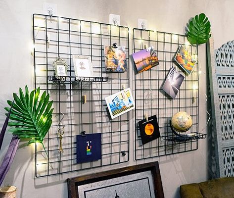 Wall Grid Decor Ideas, Wire Net Wall Decoration, Grid Wall Display, Aesthetic Wall Grid Ideas, Grid Wall Decor, Wall Grid Ideas, Wall Grid Aesthetic, Desk Grid Board, Wall Grid