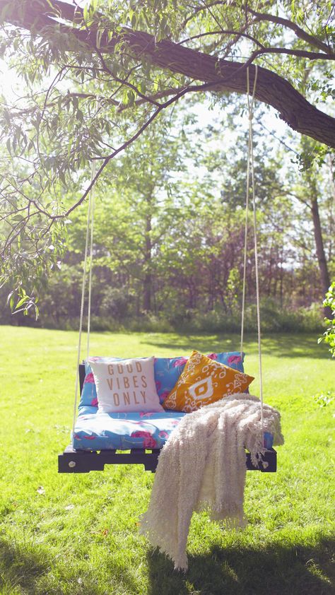 DIY OUTDOOR PALLET SWING — The Sorry Girls Hanging Porch Bed, Porch Swing Plans, Porch Bed, Diy Swing, Diy Porch Swing, Backyard Hammock, Wooden Porch, Diy Porch, Garden Swing