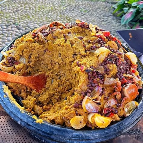 Did y'all know, as fufuo is the food cousin of konkonte; so is apapransa the food cousin of kpokpoi?! 😎 Enjoy this virtual Asanka full of golden goodness folks 👌🏿😋 Thanks for sharing and showcasing our Ghanaian cooking and eco-friendly utensil @foodbankgh #Apapransa #PalmFruitSoup #Beans #GhanaianCooking #Asanka #GhanaianFoodNetwork #EcofriendlyUtensils #WestAfricanFood #AfricanFood Local Ghanaian Foods, Ghana Food, Ghanaian Food, African Recipes Nigerian Food, West African Food, African Cooking, African Recipes, Nigerian Food, Healthy Food Dishes