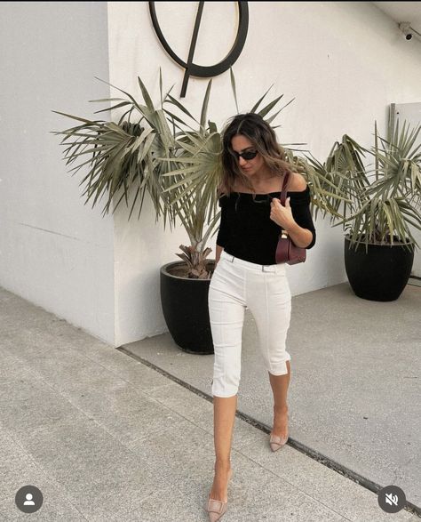 Capri Trousers Outfit, Capri Pants Outfits Casual, White Capri Outfits, Capri Pants Outfits, Capri Outfits, Styling Outfits, Capri Trousers, Trouser Outfit, Pants Outfit Casual