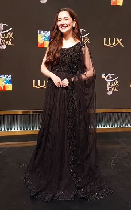 Pakistni actress Hania Amir at Hum Lux Style Awards 2023 red carpet pictures and details. Hania Amir Desi Outfits, Black Frock Dress Pakistani, Hania Amir Black Dress, Hania Amir Dresses, Pictures Of Red, Eid Design, 2023 Red Carpet, Ash Hair, Hania Amir