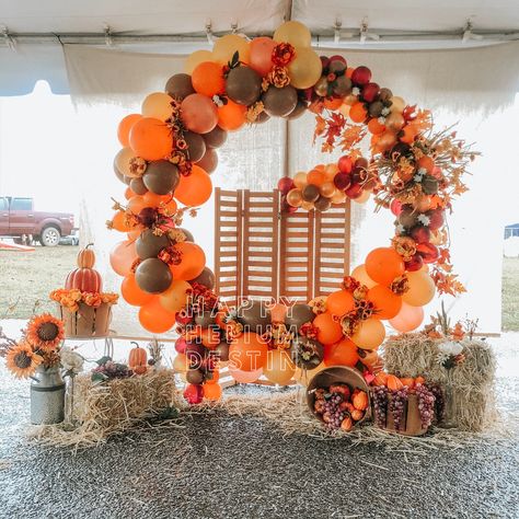 Fall Round Balloon Arch, Harvest Fest Photo Booth, Festival Balloon Arch, Fall Festival Decorations Outdoor, Fall Festival Booth Ideas, Balloon Photo Booth, Fall Festival Booth, Church Harvest Festival, Fall Gender Reveal Party