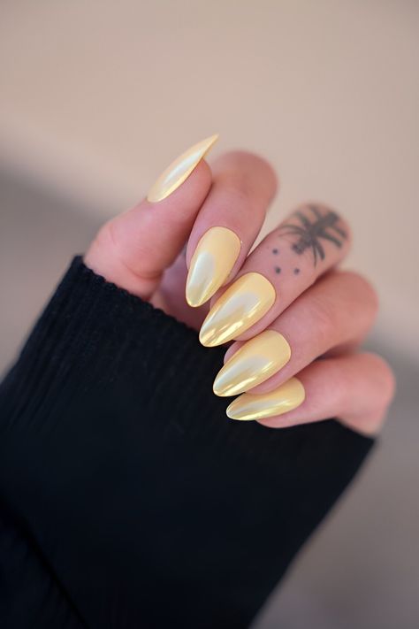 22 Glazed Doughnut Nail Ideas Too Sweet To Ignore Spring Nails Yellow, Summer Yellow Nails, Aurora Nails, Nails Yellow, Chrome Nails Designs, Tree Nails, Nail Art For Beginners, Shiny Nails, Pearl Nails