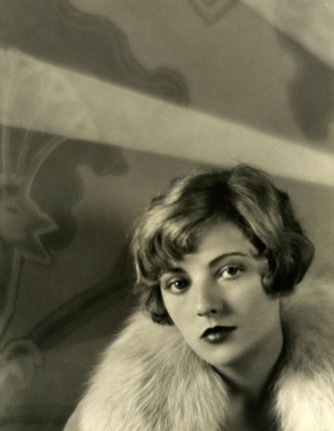 Dorothy MacKaill...when she was a teenager, she ran away to London to pursue a stage career as an actress. After temporarily relocating to Paris, she met a Broadway stage choreographer who persuaded her to move to New York City where she became involved in the Ziegfeld Follies and befriended future motion picture actresses Marion Davies and Nita Naldi. 1930s Portraits, 1920s Bob, Bob Styling, 1930s Hair, I Am A Dreamer, 1920s Hair, Retro Makeup, Vintage Bob, Roaring 20's