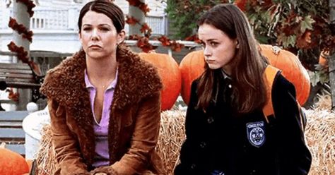 The Best Fall TV Shows To Watch For Cozy Autumn Vibes Gilmore Girls Fall, Fall Tv Shows, Estilo Rory Gilmore, Kaptan Jack Sparrow, Gilmore Girls Seasons, Fall Tv, Gilmore Girl, Lorelai Gilmore, Girls Fall