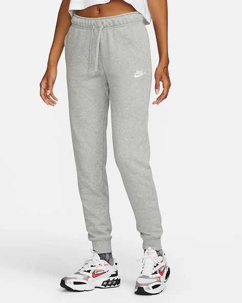 Nike Sportswear Club Fleece Women's Mid-Rise Joggers. Nike.com Grey Nike Joggers, Nike Jogger, Nike Sportswear Club Fleece, Blusas T Shirts, Nike Sportswear Women, Fitness Style, Nike Joggers, Nike Classic, Nike Sweatpants