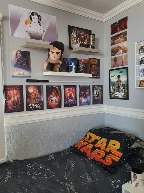 Star Wars Room Aesthetic, Star Wars Living Room, Star Wars Bedroom Decor, Geek Bedroom, Comic Room, Marvel Room, Star Wars Bedroom, Minimal Living Room, Star Wars Room