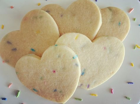 Your New Favorite Recipe: Funfetti Cutout Cookies - Your Baking Bestie Fun Fetti Cookies, Cutout Cookie Recipe, Mint Sugar Cookies, Cinnamon Sugar Cookies Recipe, Pumpkin Spice Cookie Recipe, Cutout Cookie, Chocolate Sugar Cookie Recipe, Sugar Cookie Icing Recipe, Cake Batter Cookies