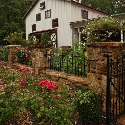 Iron Fence Panels, Rustic Garden Fence, Rustic Fence, Gate Ideas, Living Fence, Small Front Yard Landscaping, Concrete Fence, Brick Fence, Front Yard Garden Design