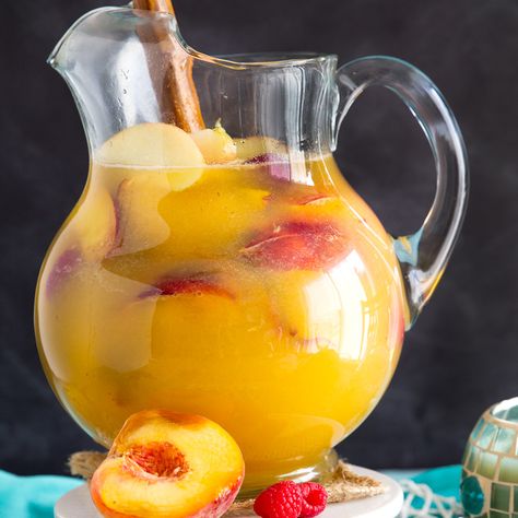 Peach Sangria Recipes, Green Iced Tea, Sangria Drink, Peach Water, Peach Green Tea, Peach Sangria, Perfect Summer Drink, Peach Lemonade, Strawberry Lime