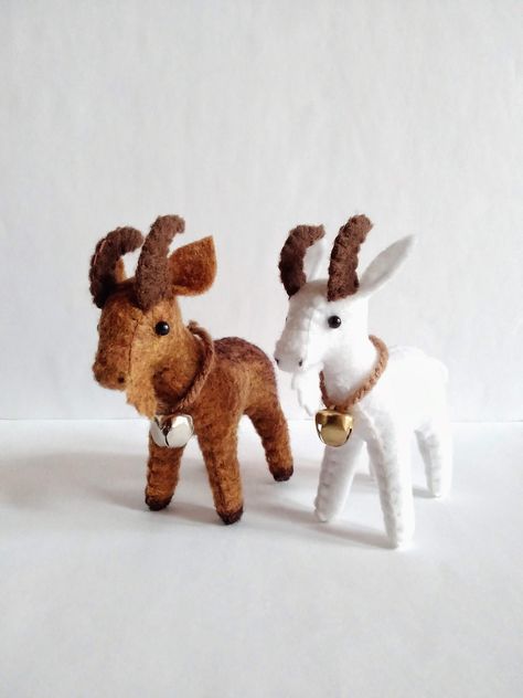 Felt Goat Pattern, Felt Farm Animals Pattern, Felt Goat, Goat Craft, Felt Animal Ornaments, Felt Farm Animals, Felt Stuffies, Felt Stuffed Animals, Small Plushies