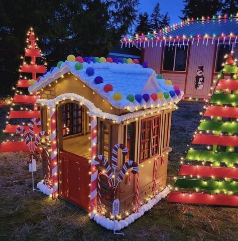 Playhouse Christmas Decorations, Xmas Float Ideas, Ginger Bread Float Ideas, Grinch Lights Outside, Play House Gingerbread House, Gingerbread Christmas Float Ideas, Kids Playhouse Christmas Decor, Gingerbread House Outdoor Decorations Christmas Yard, Gingerbread House From Playhouse