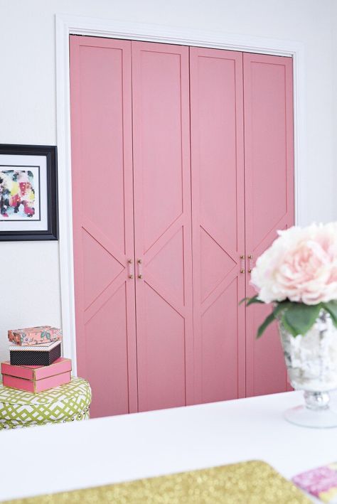 Diy Kast, Pink Doors, Diy Closet Doors, Bedroom Closet Doors, Pink Closet, Closet Door Makeover, Closet Diy, Bifold Closet Doors, Door Upgrade