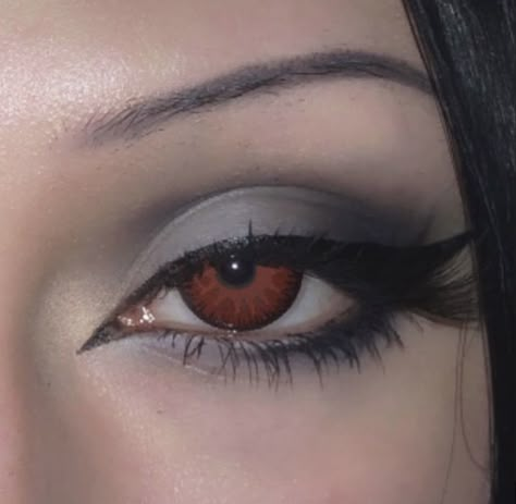 Romantic Goth Aesthetic Makeup, Goth Lashes, Goth Bridal Makeup, Light Goth Makeup, Emo Makeup 2000s, Simple Goth Makeup, Gothic Piercings, Vampire Makeup, Alt Makeup