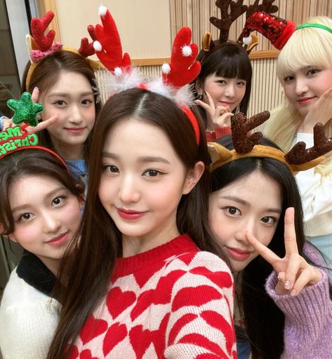 Christmas Matching Pfps, Pfps Kpop, Kpop Christmas, Christmas Mail, Christmas Matching, Cute Christmas Wallpaper, Candy Girl, Christmas Icons, Iconic Photos