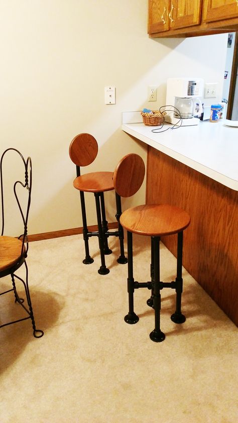 How to Build a Barstool with Pipe (DIY Step-by-Step Plans) | Simplified Building Diy Barstools, Palettes Furniture, Diy Bar Stools, Diy Stool, Diy Step, Industrial Design Furniture, Pipe Furniture, Plumbing Pipe, Diy Bar