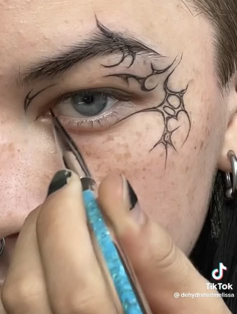 Cool Punk Hairstyles, Hooded Eye Reference, Graffic Liner Black, Cybergoth Eyeliner, Graphic Eyebrows, Cheek Makeup Art, Cool Eyeliner Looks Creative, Demon Eyeliner, Cybersigilism Eyeliner