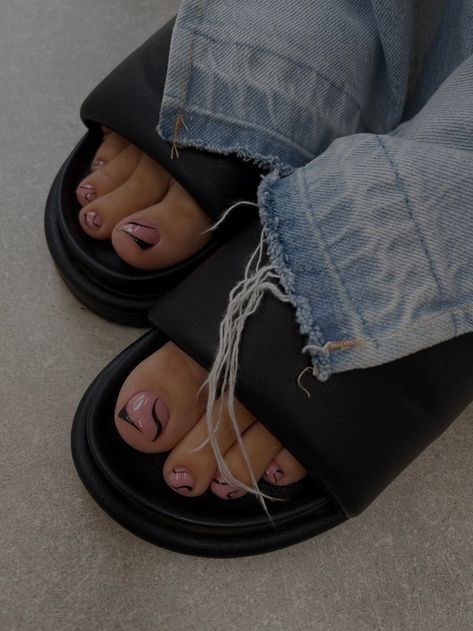 Pedicure Ideas For Pale Skin, 2024 Toe Nail Trends, Cute Toenail Ideas, Gel Toes Designs, Trending Pedicure Colors, Black Toes With Design, Pink Pedicure Ideas, Toes Nails Designs, Trending Pedicure