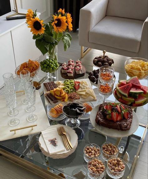 Food Display Table, Amazing Food Platters, Food Set Up, Catering Food Displays, Tea Time Food, Amazing Food Decoration, Party Food Buffet, Catering Ideas Food, Party Food Platters