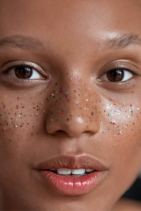 Glitter freckles for a modern makeup look Glitter Wallpaper Iphone, Makeup Looks To Try, Festival Makeup Glitter, Glitter Makeup Looks, Glitter Photography, Make Up Inspiration, Glitter Face, Glitter Eye Makeup, Festival Makeup