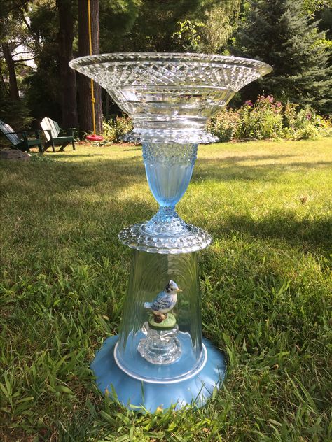 Bird Baths Homemade, Fountain Diy, Glass Totems, Glassware Garden Art, Glass Bird Bath, Clip Boards, Glass Bird Feeders, Glassware Crafts, Diy Bird Bath