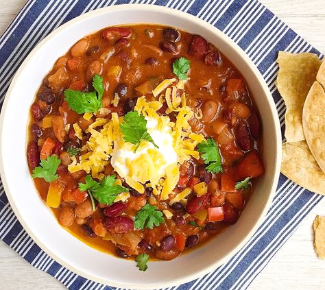 Vegetarian Chili with Tortilla Crisps Tortilla Crisps, Easy Vegetarian Chili Recipe, Autumn Recipes Vegetarian, Spicy Dinner Recipes, Vegetarian Chili Recipe, Healthy Vegetarian Dinner, Chili Recipe Easy, Going Vegetarian, Vegetarian Chili