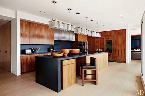 Architectural designer Thomas Juul-Hansen, decorator Amy Lau, and entrepreneur Michael Hirtenstein - A stunning Manhattan apartment. Manhattan Kitchen, Most Beautiful Kitchens, Countertop Inspiration, Black Countertop, Kitchen Renovation Inspiration, Outdoor Kitchen Countertops, Black Countertops, Concrete Color, Cabinetry Design