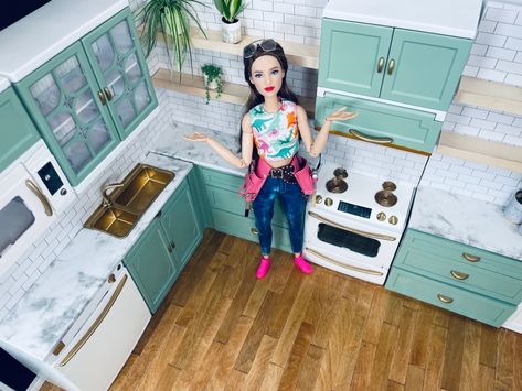 Barbie Kitchen Makeover, Barbie Stories, Dollhouse Nursery, Barbie Box, Diy Barbie House, Barbie Kitchen, Dollhouse Miniature Tutorials, Doll Home, Dollhouse Miniatures Diy