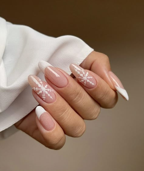 Blue French Tip Nails Snowflake, New Years Nail Designs White, White French Tip Winter Nails, Almond Shaped Holiday Nails, White French Tips With Snowflakes, Christmas Nail White, Nails Badem, Sparkly Snowflake Nails, Nokti Za Zimu