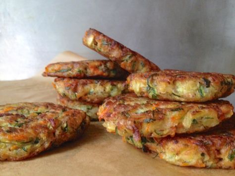 traditional Greek squash fritters / kolokithokeftedes Greek Beverages Traditional, Greek Squash, Lenten Meals, Squash Fritters, Lenten Recipes, Greek Foods, Greek Cooking, Zucchini Fritters, Baked Vegetables