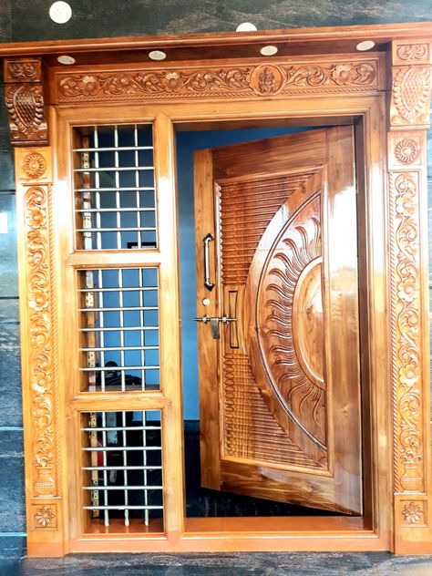 Sagwan Main Door Design Entrance Modern, Chokat Door Design, Single Wooden Door Design, Main Door Design Photos Indian, Indian Main Door Design Entrance House, Sagwan Door Design Modern, Front Door Design Wood Entrance, Indian Front Door, Sagwan Door Design