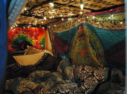 Fort Good Vibrations | Community Post: 19 Blanket Forts You'll Want To Hibernate In Pidżama Party, Hippy Bedroom, Hippie Bedding, Goth Bedroom, Hippie Bedroom, Hippy Room, Blanket Fort, Appartement Design, Room Goals