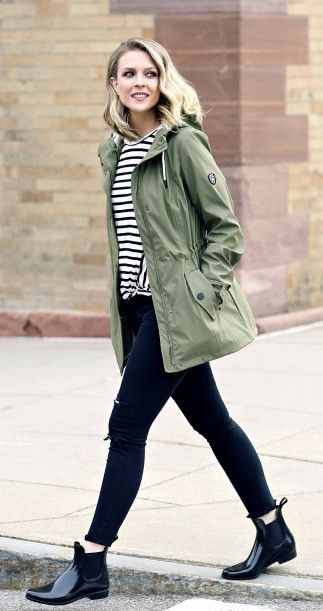 Rain Boots Outfit Spring, Anorak Jacket Outfit, Green Parka Outfit, Short Jacket Outfit, Outfits 40s, Utility Jacket Outfit, Green Jacket Outfit, Spring Business Casual Outfits, Parka Outfit