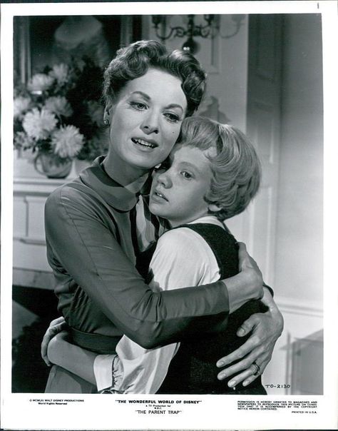 Maureen O'Hara and Hayley Mills The Parent Trap 1961, Parent Trap 1961, Hailey Mills, Haley Mills, Maureen Ohara, Parent Trap Movie, Hayley Mills, Maureen O Hara, The Parent Trap