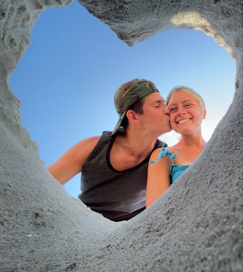 Creative Beach Pictures Couples, Heart Beach Photo, Beach Heart Pictures, Heart Sand Picture, Sand Heart Photo, Strand Fotos, Heart In Sand, Creative Beach Pictures, Hawaii Photos