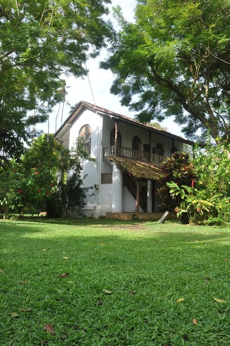 Sri Lankan House, Small Tropical House, Sri Lanka House, Highway Restaurant, Sri Lankan Architecture, Thai Modern, Galle Sri Lanka, Antique House, Tropical Architecture