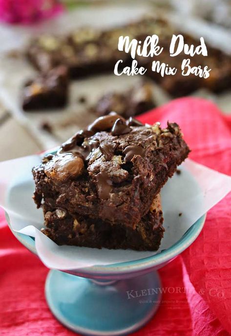 Milk Dud Cake Mix Bars - Incredibly simple & easy desserts don't get any more delicious than this. Simple Easy Desserts, Recipes With Milk, Cake Mix Bars, Milk Duds, Cheesy Chicken Broccoli, Broiled Chicken, Candy Treats, Movie Birthday, Bar Recipe