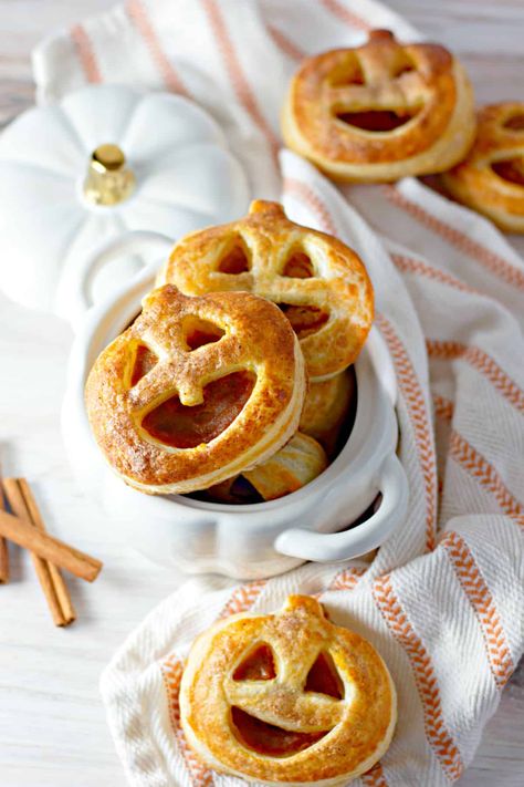 Cute Thanksgiving Desert, Puff Pastry Halloween Treats, Halloween Hand Pies, Halloween Puff Pastry Ideas, Halloween Puff Pastry, Pumpkin Puff Pastry, Halloween Pastries, Pumpkin Pastries, Bbq Thanksgiving