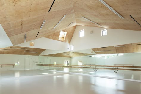 Y Ballet School,© Yohei Sasakura / sasa no kurasha Dance Classroom, Ballet Dance Studio Design, Dance Studio Luxury, Ballet School Interior, Luxurious Dance Studio, Playground La Dance Studio, Ballet Room, Home Dance Studio, Dance Studio Design