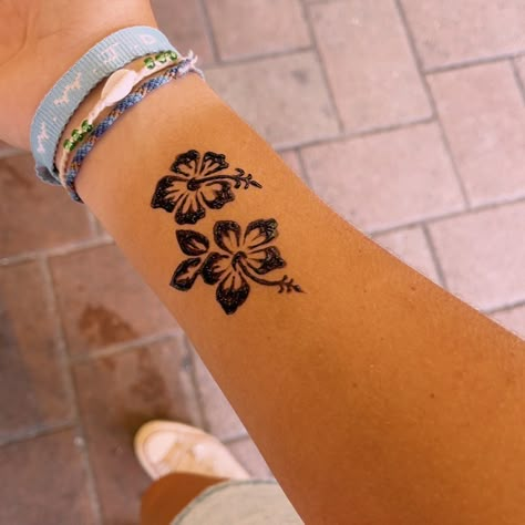 Small Henna Designs Flower, Tropical Henna Designs, Hibiscus Henna Designs, Henna Tattoo Designs Wrist, Vacation Henna, Summer Henna Tattoo, Hibiscus Flower Henna, Beachy Henna, Hibiscus Henna