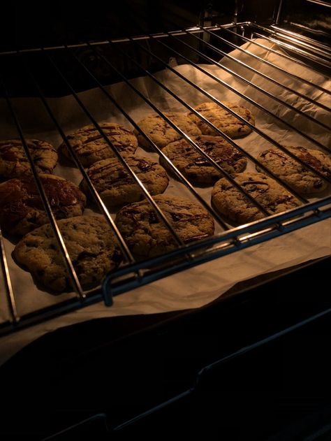 Baking Man Aesthetic, Fall Baking Cookies Aesthetic, Bake Cookies Aesthetic, Fall Aesthetic Cookies, Brownie Baking Aesthetic, Bakeing Girl Aesthetic, Baking Fall Aesthetic, Baking Cookies Aesthetic Friends, Baking Is My Therapy