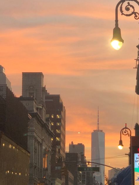 New York Reality, New York Sunset Aesthetic, New York School Aesthetic, City College Aesthetic, New York College Aesthetic, College Love Aesthetic, Columbia Aesthetic, Nyc City Aesthetic, City Aesthetic New York