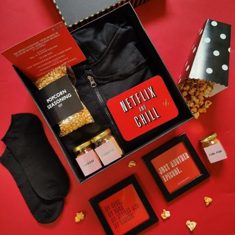 Netflix And Chill Gift Basket Ideas, Netflix Gift Basket, Movie Night Box, Pr Unboxing, Diy Christmas Gifts For Boyfriend, Movie Night Gift Basket, Movie Night Gift, Gift Baskets For Him, Netflix Gift