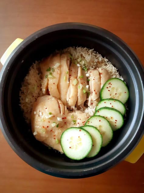 Rice Cooker Recipes Chicken, Rice Cooker Chicken, Rice With Vegetables, Aroma Rice Cooker, Hainanese Chicken Rice, Marinate Chicken, Rice Cooker Steamer, Chicken Rice Recipes, Hainanese Chicken