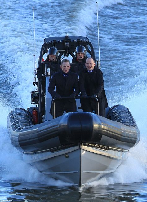 Thrill-seekers: Daniel Craig and Rory Kinnear were back in 007 mode as Daniel Craig and Bill Tanner to film early scenes of Spectre on London's River Thames Daniel Craig Spectre, James Tanner, Spectre 007, Rory Kinnear, Daniel Craig 007, Daniel Graig, James Bond Movie Posters, Boo Board, James Bond Style