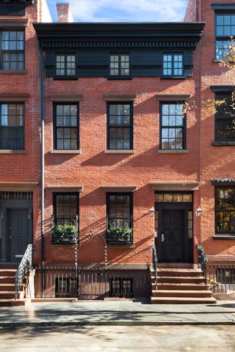 Brick Apartment, West Village Townhouse, New York Townhouse, Nyc Townhouse, Townhouse Exterior, Apartment Exterior, Casa Container, Glass Facades, Row House