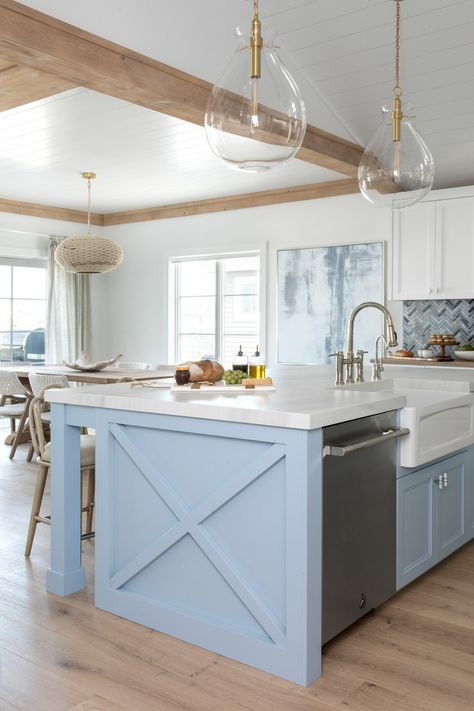 An amazing seaside retreat with a beach-chic vibe in Southern California Windy Blue, Neutral Room Decor, Blue Kitchen Island, Beach House Tour, California Beach House, White Oak Kitchen, Beach House Kitchens, Beach Retreat, Coastal Kitchen