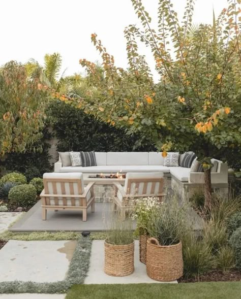 Easy Outdoor Patio Ideas to Update Your Backyard Exterior Home Improvement Ideas, Mediterranean Backyard, Home Gel Nails, Oasis Home, Random Tips, Nails Home, 0 Interest, Backyard Remodel, Backyard Inspiration