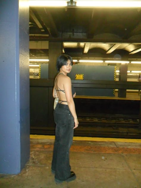 girl in new york nyc subway Girls Pixie Cut, Outfit Ideas Nyc, Going Out Outfit Ideas, Short Hair Outfits, Pixie Outfit, Short Hair Tomboy, Going Out Outfit, Business Woman Successful, New York Subway