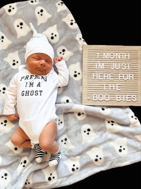 1 Month Old Halloween Pictures, Halloween Monthly Milestone, October 1 Month Baby Pictures, Halloween Milestone Picture Ideas, October Baby Pictures Ideas, Baby Photoshoot 1 Month, 1 Month Old Baby Pictures Ideas, October Baby Photoshoot, 1 Month Photoshoot